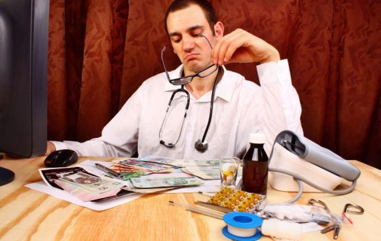 how much do doctors make in canada